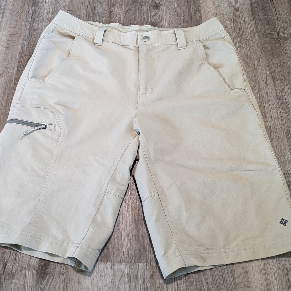 Men's size 32 Columbia hiking shorts
